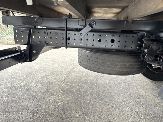 キャンター 　３ｔ　平ボディ　ワイドロング　超ロング　５ｍボディ　３方開　床木材張り　アルミ縞板被せ　デュオニック　ＡＴ　オートマ　２ペダル　ターボ車　３人乗り　坂道補助装置　電動格納ミラー　積載量４．２５０ｋｇ（43枚目）