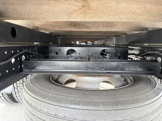 キャンター 　３ｔ　平ボディ　ワイドロング　超ロング　５ｍボディ　３方開　床木材張り　アルミ縞板被せ　デュオニック　ＡＴ　オートマ　２ペダル　ターボ車　３人乗り　坂道補助装置　電動格納ミラー　積載量４．２５０ｋｇ（44枚目）