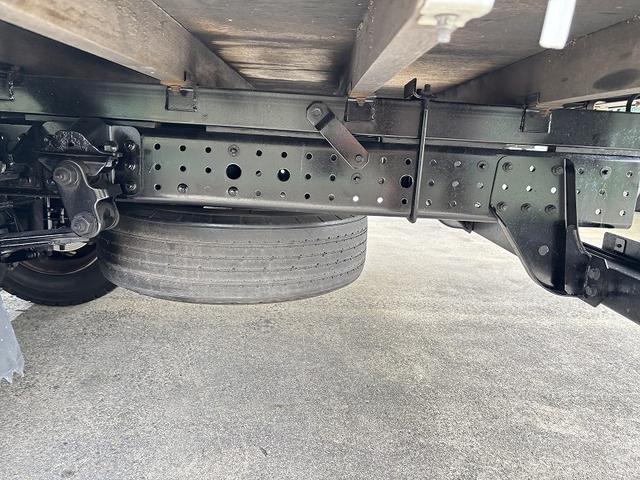 キャンター 　３ｔ　平ボディ　ワイドロング　超ロング　５ｍボディ　３方開　床木材張り　アルミ縞板被せ　デュオニック　ＡＴ　オートマ　２ペダル　ターボ車　３人乗り　坂道補助装置　電動格納ミラー　積載量４．２５０ｋｇ（46枚目）