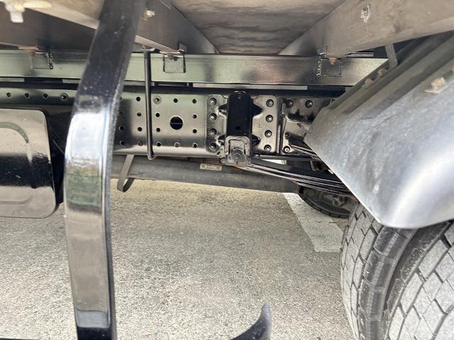 キャンター 　３ｔ　平ボディ　ワイドロング　超ロング　５ｍボディ　３方開　床木材張り　アルミ縞板被せ　デュオニック　ＡＴ　オートマ　２ペダル　ターボ車　３人乗り　坂道補助装置　電動格納ミラー　積載量４．２５０ｋｇ（47枚目）