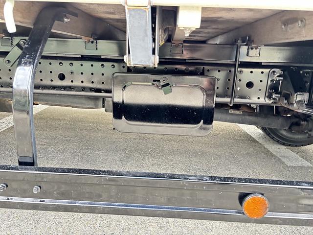 キャンター 　３ｔ　平ボディ　ワイドロング　超ロング　５ｍボディ　３方開　床木材張り　アルミ縞板被せ　デュオニック　ＡＴ　オートマ　２ペダル　ターボ車　３人乗り　坂道補助装置　電動格納ミラー　積載量４．２５０ｋｇ（48枚目）