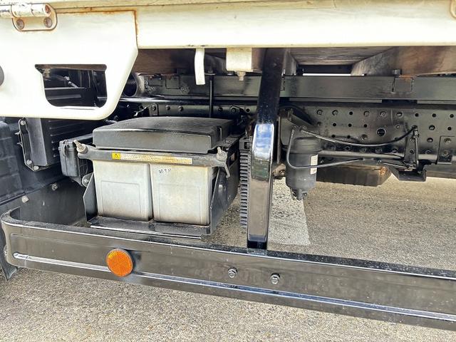 キャンター 　３ｔ　平ボディ　ワイドロング　超ロング　５ｍボディ　３方開　床木材張り　アルミ縞板被せ　デュオニック　ＡＴ　オートマ　２ペダル　ターボ車　３人乗り　坂道補助装置　電動格納ミラー　積載量４．２５０ｋｇ（49枚目）