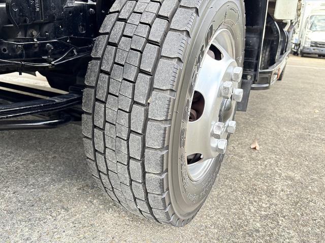 キャンター 　３ｔ　平ボディ　ワイドロング　超ロング　５ｍボディ　３方開　床木材張り　アルミ縞板被せ　デュオニック　ＡＴ　オートマ　２ペダル　ターボ車　３人乗り　坂道補助装置　電動格納ミラー　積載量４．２５０ｋｇ（50枚目）