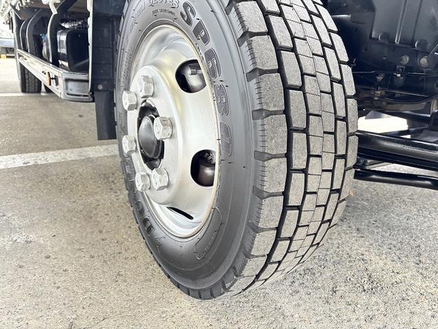 キャンター 　３ｔ　平ボディ　ワイドロング　超ロング　５ｍボディ　３方開　床木材張り　アルミ縞板被せ　デュオニック　ＡＴ　オートマ　２ペダル　ターボ車　３人乗り　坂道補助装置　電動格納ミラー　積載量４．２５０ｋｇ（52枚目）