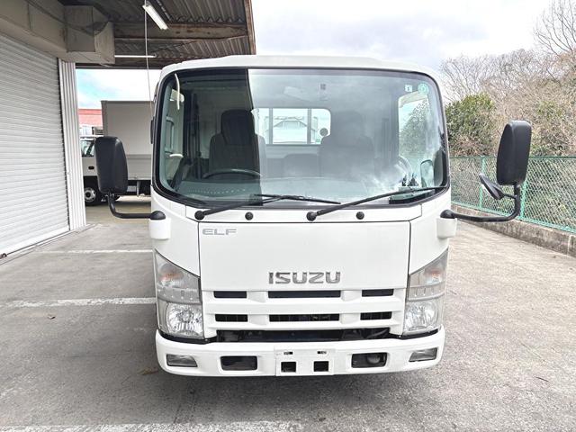 エルフトラック 　２ｔ　平ボディ　アルミブロック　標準ロング　ロング　低床　床木材張り　３方開　ターボ車　ＰＲＩＭＥ　ＥＴＣ　ミッション　５ＭＴ　積載量２．０００ｋｇ　坂道補助装置　電動格納ミラー　ハイキャブ　準中型（3枚目）