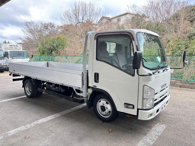 エルフトラック 　２ｔ　平ボディ　アルミブロック　標準ロング　ロング　低床　床木材張り　３方開　ターボ車　ＰＲＩＭＥ　ＥＴＣ　ミッション　５ＭＴ　積載量２．０００ｋｇ　坂道補助装置　電動格納ミラー　ハイキャブ　準中型（4枚目）