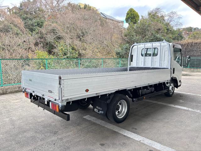 エルフトラック 　２ｔ　平ボディ　アルミブロック　標準ロング　ロング　低床　床木材張り　３方開　ターボ車　ＰＲＩＭＥ　ＥＴＣ　ミッション　５ＭＴ　積載量２．０００ｋｇ　坂道補助装置　電動格納ミラー　ハイキャブ　準中型（5枚目）
