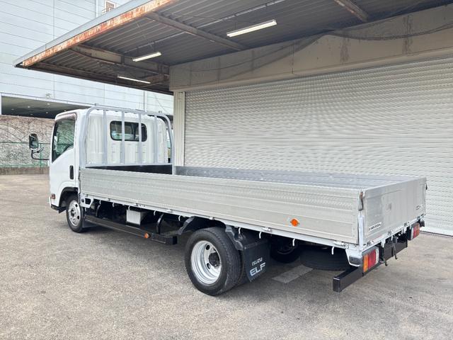 エルフトラック 　２ｔ　平ボディ　アルミブロック　標準ロング　ロング　低床　床木材張り　３方開　ターボ車　ＰＲＩＭＥ　ＥＴＣ　ミッション　５ＭＴ　積載量２．０００ｋｇ　坂道補助装置　電動格納ミラー　ハイキャブ　準中型（7枚目）