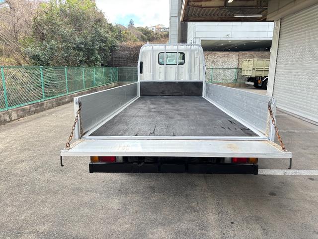 エルフトラック 　２ｔ　平ボディ　アルミブロック　標準ロング　ロング　低床　床木材張り　３方開　ターボ車　ＰＲＩＭＥ　ＥＴＣ　ミッション　５ＭＴ　積載量２．０００ｋｇ　坂道補助装置　電動格納ミラー　ハイキャブ　準中型（8枚目）