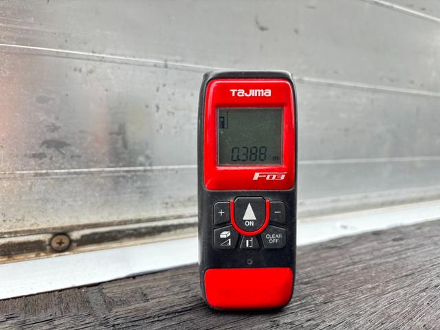 エルフトラック 　２ｔ　平ボディ　アルミブロック　標準ロング　ロング　低床　床木材張り　３方開　ターボ車　ＰＲＩＭＥ　ＥＴＣ　ミッション　５ＭＴ　積載量２．０００ｋｇ　坂道補助装置　電動格納ミラー　ハイキャブ　準中型（12枚目）