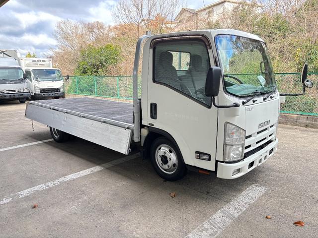 エルフトラック 　２ｔ　平ボディ　アルミブロック　標準ロング　ロング　低床　床木材張り　３方開　ターボ車　ＰＲＩＭＥ　ＥＴＣ　ミッション　５ＭＴ　積載量２．０００ｋｇ　坂道補助装置　電動格納ミラー　ハイキャブ　準中型（15枚目）