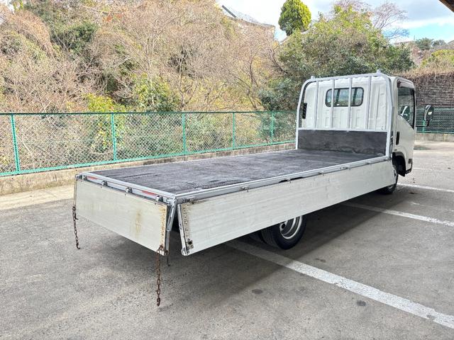 エルフトラック 　２ｔ　平ボディ　アルミブロック　標準ロング　ロング　低床　床木材張り　３方開　ターボ車　ＰＲＩＭＥ　ＥＴＣ　ミッション　５ＭＴ　積載量２．０００ｋｇ　坂道補助装置　電動格納ミラー　ハイキャブ　準中型（16枚目）