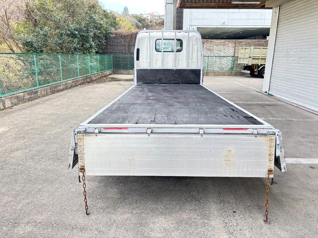 エルフトラック 　２ｔ　平ボディ　アルミブロック　標準ロング　ロング　低床　床木材張り　３方開　ターボ車　ＰＲＩＭＥ　ＥＴＣ　ミッション　５ＭＴ　積載量２．０００ｋｇ　坂道補助装置　電動格納ミラー　ハイキャブ　準中型（17枚目）