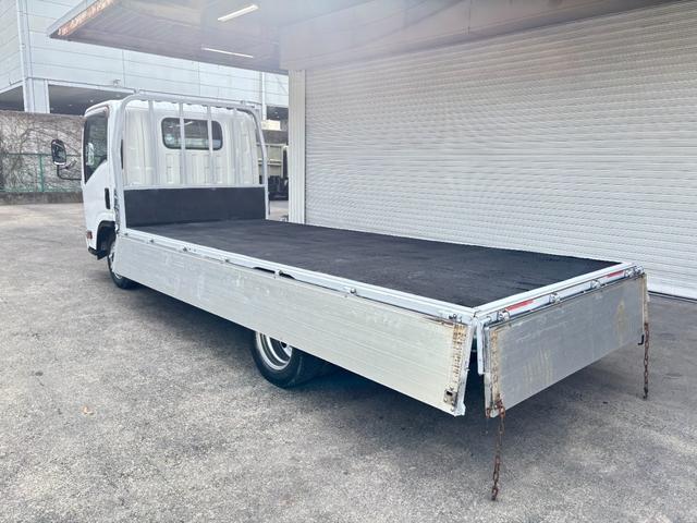 エルフトラック 　２ｔ　平ボディ　アルミブロック　標準ロング　ロング　低床　床木材張り　３方開　ターボ車　ＰＲＩＭＥ　ＥＴＣ　ミッション　５ＭＴ　積載量２．０００ｋｇ　坂道補助装置　電動格納ミラー　ハイキャブ　準中型（18枚目）