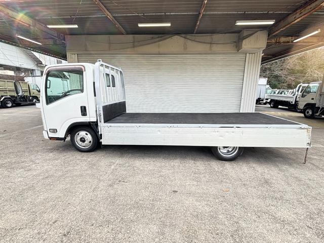 エルフトラック 　２ｔ　平ボディ　アルミブロック　標準ロング　ロング　低床　床木材張り　３方開　ターボ車　ＰＲＩＭＥ　ＥＴＣ　ミッション　５ＭＴ　積載量２．０００ｋｇ　坂道補助装置　電動格納ミラー　ハイキャブ　準中型（19枚目）