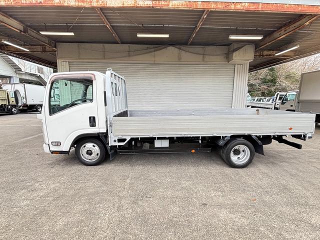 エルフトラック 　２ｔ　平ボディ　アルミブロック　標準ロング　ロング　低床　床木材張り　３方開　ターボ車　ＰＲＩＭＥ　ＥＴＣ　ミッション　５ＭＴ　積載量２．０００ｋｇ　坂道補助装置　電動格納ミラー　ハイキャブ　準中型（20枚目）