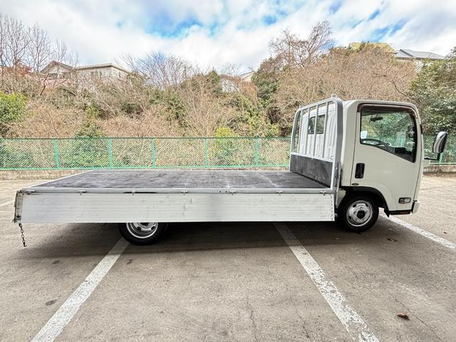 エルフトラック 　２ｔ　平ボディ　アルミブロック　標準ロング　ロング　低床　床木材張り　３方開　ターボ車　ＰＲＩＭＥ　ＥＴＣ　ミッション　５ＭＴ　積載量２．０００ｋｇ　坂道補助装置　電動格納ミラー　ハイキャブ　準中型（21枚目）