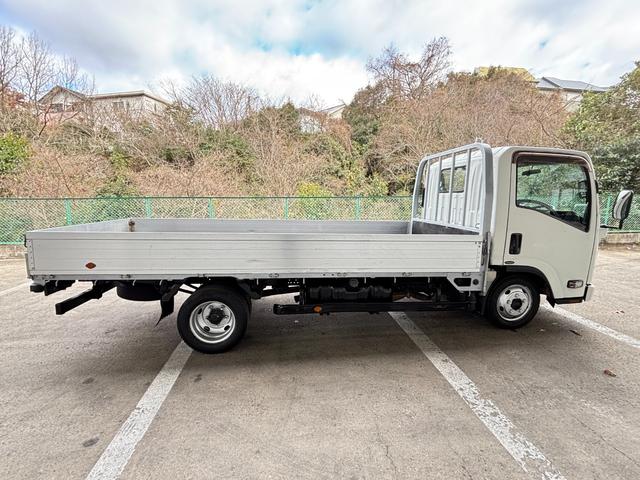 エルフトラック 　２ｔ　平ボディ　アルミブロック　標準ロング　ロング　低床　床木材張り　３方開　ターボ車　ＰＲＩＭＥ　ＥＴＣ　ミッション　５ＭＴ　積載量２．０００ｋｇ　坂道補助装置　電動格納ミラー　ハイキャブ　準中型（22枚目）