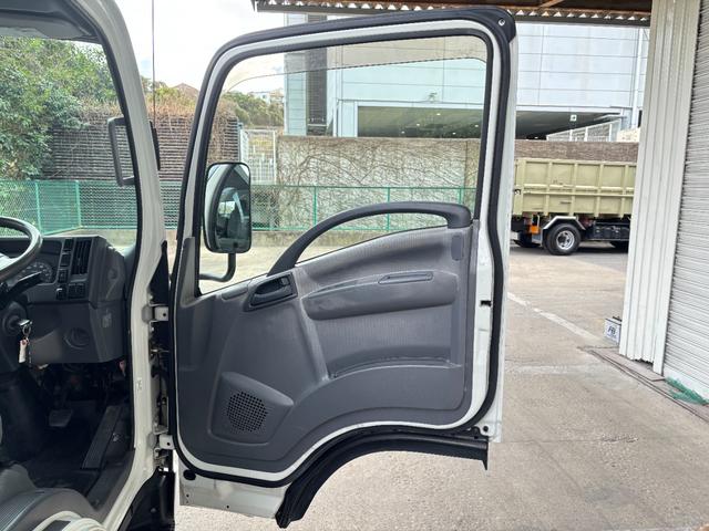 エルフトラック 　２ｔ　平ボディ　アルミブロック　標準ロング　ロング　低床　床木材張り　３方開　ターボ車　ＰＲＩＭＥ　ＥＴＣ　ミッション　５ＭＴ　積載量２．０００ｋｇ　坂道補助装置　電動格納ミラー　ハイキャブ　準中型（23枚目）