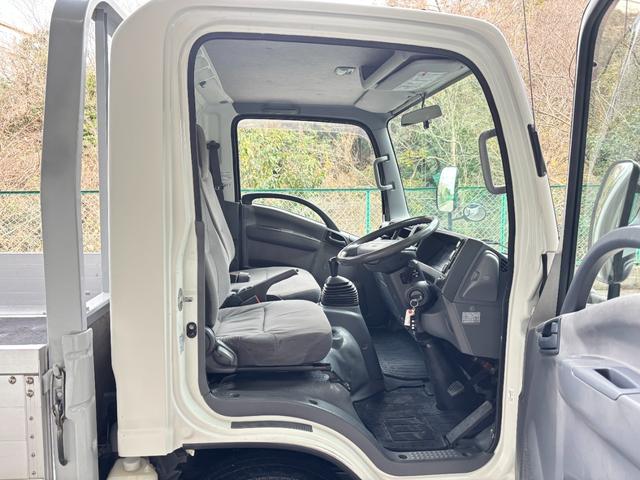 エルフトラック 　２ｔ　平ボディ　アルミブロック　標準ロング　ロング　低床　床木材張り　３方開　ターボ車　ＰＲＩＭＥ　ＥＴＣ　ミッション　５ＭＴ　積載量２．０００ｋｇ　坂道補助装置　電動格納ミラー　ハイキャブ　準中型（25枚目）