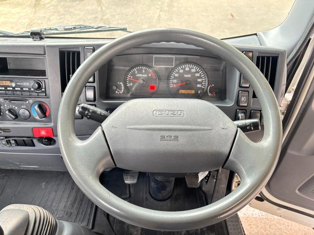 エルフトラック 　２ｔ　平ボディ　アルミブロック　標準ロング　ロング　低床　床木材張り　３方開　ターボ車　ＰＲＩＭＥ　ＥＴＣ　ミッション　５ＭＴ　積載量２．０００ｋｇ　坂道補助装置　電動格納ミラー　ハイキャブ　準中型（26枚目）