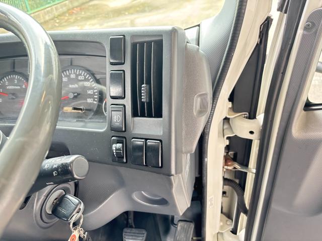 エルフトラック 　２ｔ　平ボディ　アルミブロック　標準ロング　ロング　低床　床木材張り　３方開　ターボ車　ＰＲＩＭＥ　ＥＴＣ　ミッション　５ＭＴ　積載量２．０００ｋｇ　坂道補助装置　電動格納ミラー　ハイキャブ　準中型（28枚目）