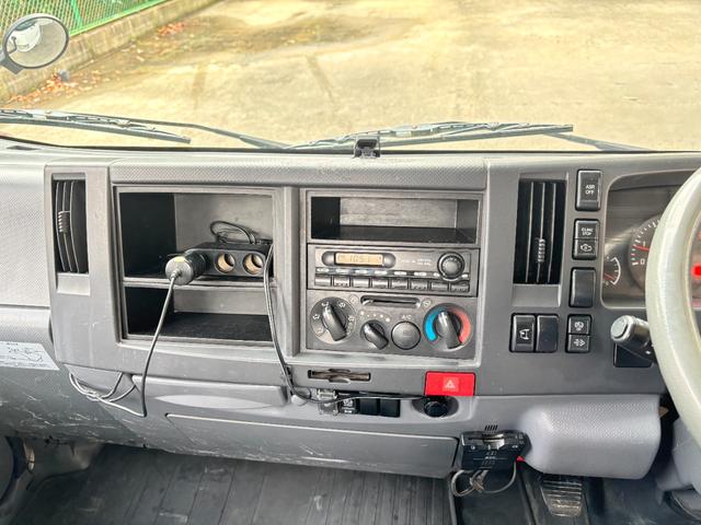 エルフトラック 　２ｔ　平ボディ　アルミブロック　標準ロング　ロング　低床　床木材張り　３方開　ターボ車　ＰＲＩＭＥ　ＥＴＣ　ミッション　５ＭＴ　積載量２．０００ｋｇ　坂道補助装置　電動格納ミラー　ハイキャブ　準中型（29枚目）