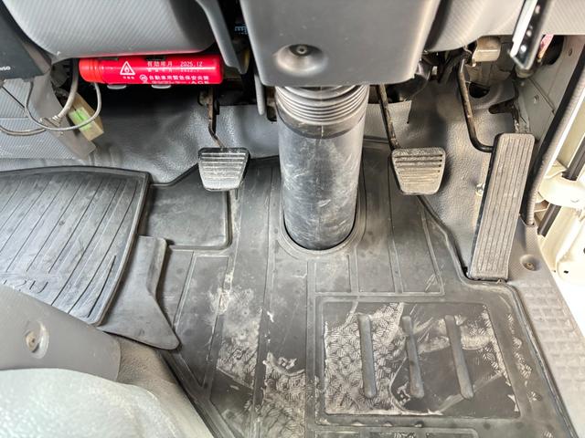 エルフトラック 　２ｔ　平ボディ　アルミブロック　標準ロング　ロング　低床　床木材張り　３方開　ターボ車　ＰＲＩＭＥ　ＥＴＣ　ミッション　５ＭＴ　積載量２．０００ｋｇ　坂道補助装置　電動格納ミラー　ハイキャブ　準中型（32枚目）