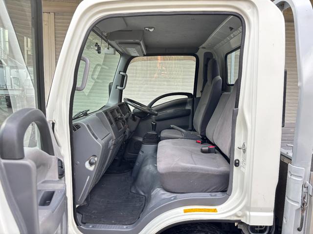 エルフトラック 　２ｔ　平ボディ　アルミブロック　標準ロング　ロング　低床　床木材張り　３方開　ターボ車　ＰＲＩＭＥ　ＥＴＣ　ミッション　５ＭＴ　積載量２．０００ｋｇ　坂道補助装置　電動格納ミラー　ハイキャブ　準中型（33枚目）