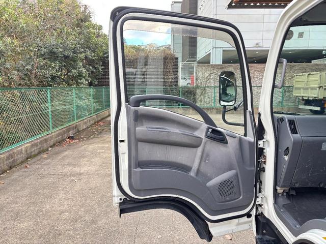 エルフトラック 　２ｔ　平ボディ　アルミブロック　標準ロング　ロング　低床　床木材張り　３方開　ターボ車　ＰＲＩＭＥ　ＥＴＣ　ミッション　５ＭＴ　積載量２．０００ｋｇ　坂道補助装置　電動格納ミラー　ハイキャブ　準中型（35枚目）