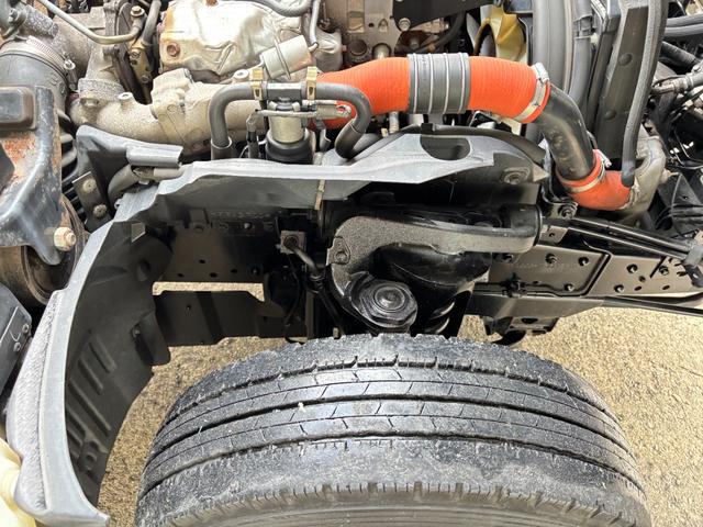 エルフトラック 　２ｔ　平ボディ　アルミブロック　標準ロング　ロング　低床　床木材張り　３方開　ターボ車　ＰＲＩＭＥ　ＥＴＣ　ミッション　５ＭＴ　積載量２．０００ｋｇ　坂道補助装置　電動格納ミラー　ハイキャブ　準中型（40枚目）