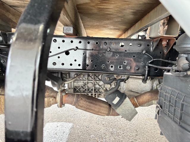 エルフトラック 　２ｔ　平ボディ　アルミブロック　標準ロング　ロング　低床　床木材張り　３方開　ターボ車　ＰＲＩＭＥ　ＥＴＣ　ミッション　５ＭＴ　積載量２．０００ｋｇ　坂道補助装置　電動格納ミラー　ハイキャブ　準中型（42枚目）