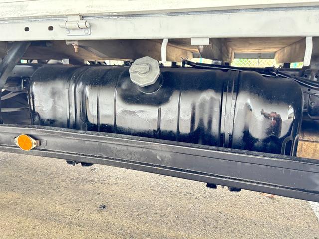 エルフトラック 　２ｔ　平ボディ　アルミブロック　標準ロング　ロング　低床　床木材張り　３方開　ターボ車　ＰＲＩＭＥ　ＥＴＣ　ミッション　５ＭＴ　積載量２．０００ｋｇ　坂道補助装置　電動格納ミラー　ハイキャブ　準中型（43枚目）