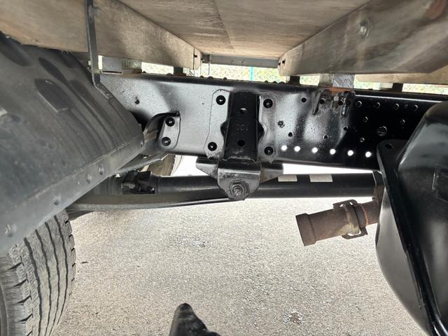 エルフトラック 　２ｔ　平ボディ　アルミブロック　標準ロング　ロング　低床　床木材張り　３方開　ターボ車　ＰＲＩＭＥ　ＥＴＣ　ミッション　５ＭＴ　積載量２．０００ｋｇ　坂道補助装置　電動格納ミラー　ハイキャブ　準中型（44枚目）