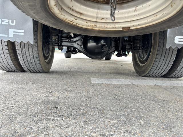 エルフトラック 　２ｔ　平ボディ　アルミブロック　標準ロング　ロング　低床　床木材張り　３方開　ターボ車　ＰＲＩＭＥ　ＥＴＣ　ミッション　５ＭＴ　積載量２．０００ｋｇ　坂道補助装置　電動格納ミラー　ハイキャブ　準中型（47枚目）