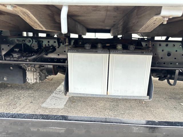 エルフトラック 　２ｔ　平ボディ　アルミブロック　標準ロング　ロング　低床　床木材張り　３方開　ターボ車　ＰＲＩＭＥ　ＥＴＣ　ミッション　５ＭＴ　積載量２．０００ｋｇ　坂道補助装置　電動格納ミラー　ハイキャブ　準中型（50枚目）