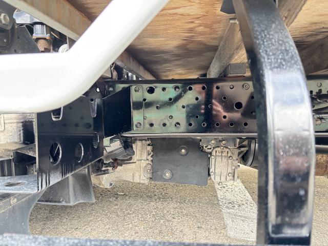 エルフトラック 　２ｔ　平ボディ　アルミブロック　標準ロング　ロング　低床　床木材張り　３方開　ターボ車　ＰＲＩＭＥ　ＥＴＣ　ミッション　５ＭＴ　積載量２．０００ｋｇ　坂道補助装置　電動格納ミラー　ハイキャブ　準中型（51枚目）