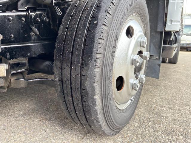 エルフトラック 　２ｔ　平ボディ　アルミブロック　標準ロング　ロング　低床　床木材張り　３方開　ターボ車　ＰＲＩＭＥ　ＥＴＣ　ミッション　５ＭＴ　積載量２．０００ｋｇ　坂道補助装置　電動格納ミラー　ハイキャブ　準中型（52枚目）