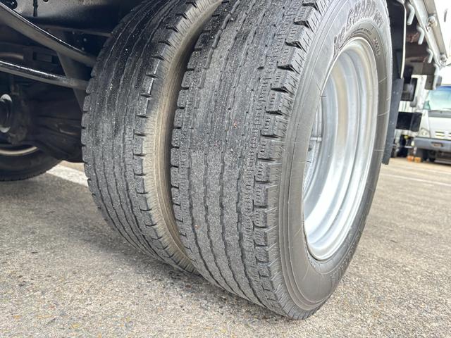 エルフトラック 　２ｔ　平ボディ　アルミブロック　標準ロング　ロング　低床　床木材張り　３方開　ターボ車　ＰＲＩＭＥ　ＥＴＣ　ミッション　５ＭＴ　積載量２．０００ｋｇ　坂道補助装置　電動格納ミラー　ハイキャブ　準中型（53枚目）