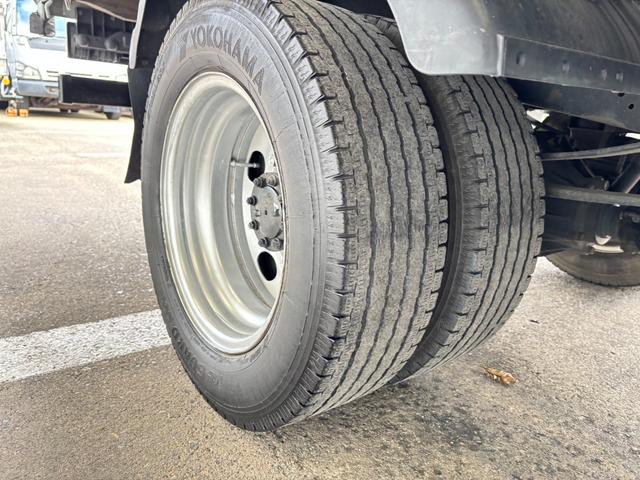 エルフトラック 　２ｔ　平ボディ　アルミブロック　標準ロング　ロング　低床　床木材張り　３方開　ターボ車　ＰＲＩＭＥ　ＥＴＣ　ミッション　５ＭＴ　積載量２．０００ｋｇ　坂道補助装置　電動格納ミラー　ハイキャブ　準中型（55枚目）