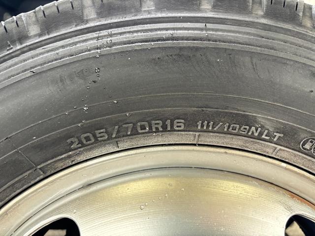 エルフトラック 　２ｔ　平ボディ　アルミブロック　標準ロング　ロング　低床　床木材張り　３方開　ターボ車　ＰＲＩＭＥ　ＥＴＣ　ミッション　５ＭＴ　積載量２．０００ｋｇ　坂道補助装置　電動格納ミラー　ハイキャブ　準中型（56枚目）