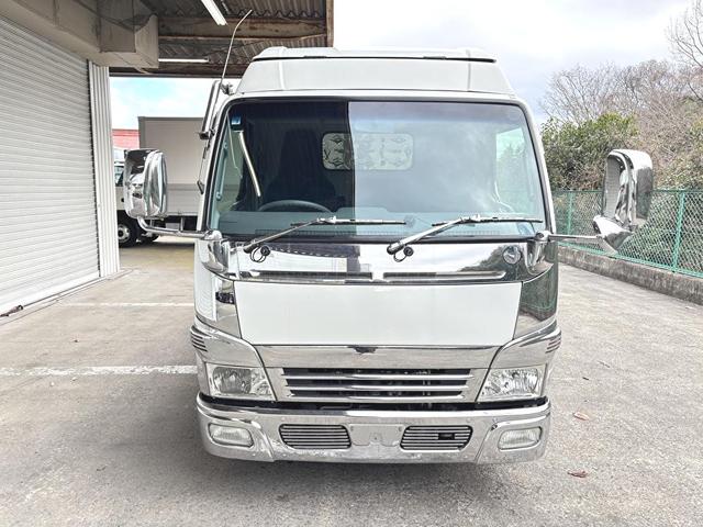 キャンター 　２ｔ　平ボディ　準中型　１０尺　メッキパーツ　低床　３方開　床木材張り　ＬＥＤマーカー　オートマ　イノマット　ＣＵＳＴＯＭ　積載量２．０００ｋｇ　両側電動格納ミラー　ミラーヒーター　ＥＴＣ　ターボ車（3枚目）