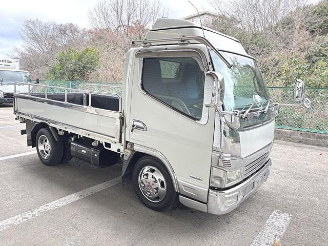 キャンター 　２ｔ　平ボディ　準中型　１０尺　メッキパーツ　低床　３方開　床木材張り　ＬＥＤマーカー　オートマ　イノマット　ＣＵＳＴＯＭ　積載量２．０００ｋｇ　両側電動格納ミラー　ミラーヒーター　ＥＴＣ　ターボ車（4枚目）