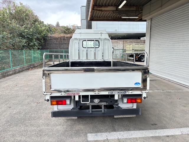 キャンター 　２ｔ　平ボディ　準中型　１０尺　メッキパーツ　低床　３方開　床木材張り　ＬＥＤマーカー　オートマ　イノマット　ＣＵＳＴＯＭ　積載量２．０００ｋｇ　両側電動格納ミラー　ミラーヒーター　ＥＴＣ　ターボ車（6枚目）