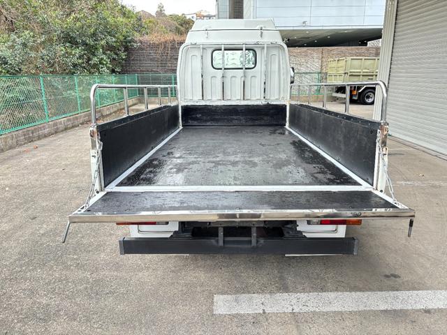 キャンター 　２ｔ　平ボディ　準中型　１０尺　メッキパーツ　低床　３方開　床木材張り　ＬＥＤマーカー　オートマ　イノマット　ＣＵＳＴＯＭ　積載量２．０００ｋｇ　両側電動格納ミラー　ミラーヒーター　ＥＴＣ　ターボ車（8枚目）