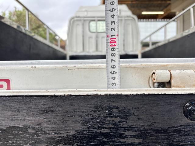 キャンター 　２ｔ　平ボディ　準中型　１０尺　メッキパーツ　低床　３方開　床木材張り　ＬＥＤマーカー　オートマ　イノマット　ＣＵＳＴＯＭ　積載量２．０００ｋｇ　両側電動格納ミラー　ミラーヒーター　ＥＴＣ　ターボ車（13枚目）