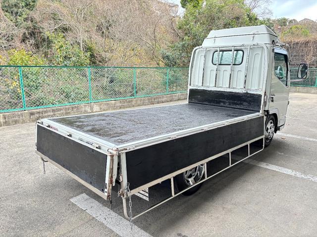キャンター 　２ｔ　平ボディ　準中型　１０尺　メッキパーツ　低床　３方開　床木材張り　ＬＥＤマーカー　オートマ　イノマット　ＣＵＳＴＯＭ　積載量２．０００ｋｇ　両側電動格納ミラー　ミラーヒーター　ＥＴＣ　ターボ車（16枚目）