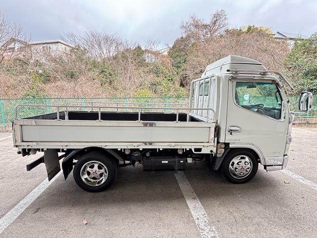 キャンター 　２ｔ　平ボディ　準中型　１０尺　メッキパーツ　低床　３方開　床木材張り　ＬＥＤマーカー　オートマ　イノマット　ＣＵＳＴＯＭ　積載量２．０００ｋｇ　両側電動格納ミラー　ミラーヒーター　ＥＴＣ　ターボ車（22枚目）