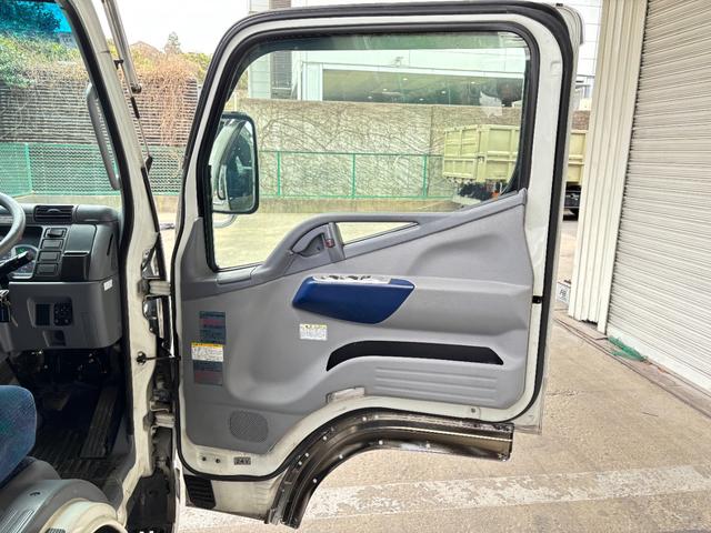 キャンター 　２ｔ　平ボディ　準中型　１０尺　メッキパーツ　低床　３方開　床木材張り　ＬＥＤマーカー　オートマ　イノマット　ＣＵＳＴＯＭ　積載量２．０００ｋｇ　両側電動格納ミラー　ミラーヒーター　ＥＴＣ　ターボ車（23枚目）