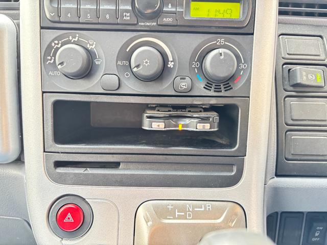 キャンター 　２ｔ　平ボディ　準中型　１０尺　メッキパーツ　低床　３方開　床木材張り　ＬＥＤマーカー　オートマ　イノマット　ＣＵＳＴＯＭ　積載量２．０００ｋｇ　両側電動格納ミラー　ミラーヒーター　ＥＴＣ　ターボ車（31枚目）